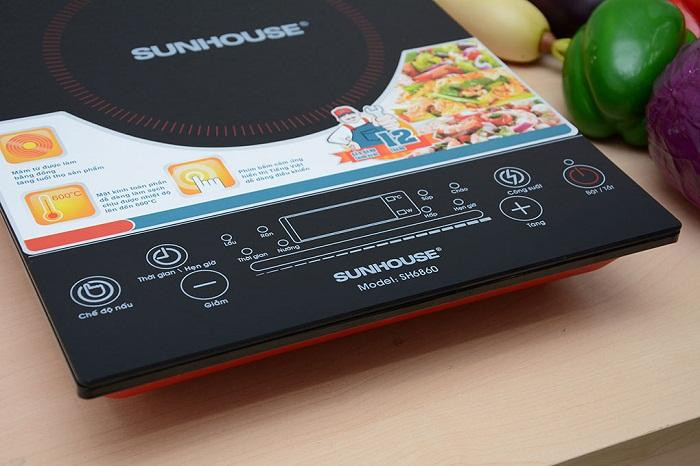 Alt: Bếp điện đang hoạt động với nồi nấu đặt trên bếp, minh họa cho việc nấu ăn bằng bếp điện