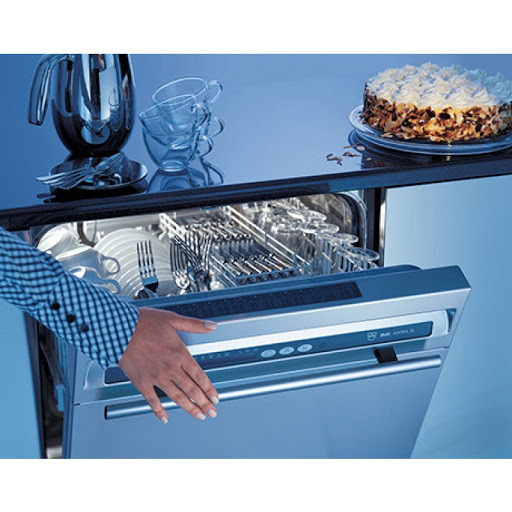 Alt: Máy rửa bát đang hoạt động, bên trong có bát đĩa được sắp xếp gọn gàng, cho thấy hiệu quả làm sạch và tiết kiệm năng lượng