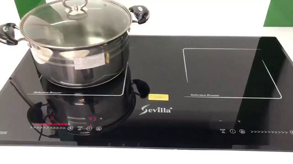 alt text: Bảng điều khiển cảm ứng hiện đại của bếp từ Sevilla