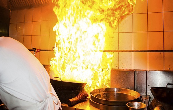 alt text: Hình ảnh bếp từ hiện đại, sang trọng trong không gian bếp