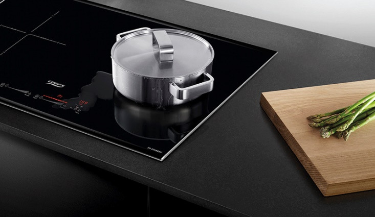 alt text: Hình ảnh bếp từ Inverter hiện đại với màn hình hiển thị rõ ràng và các nút điều khiển cảm ứng. Bếp có bề mặt sáng bóng, dễ dàng vệ sinh.