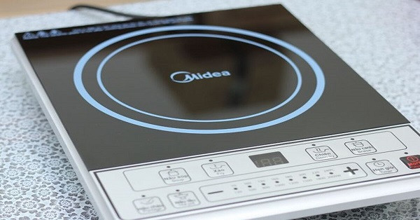 alt text: Hình ảnh một bếp từ đơn đang hoạt động