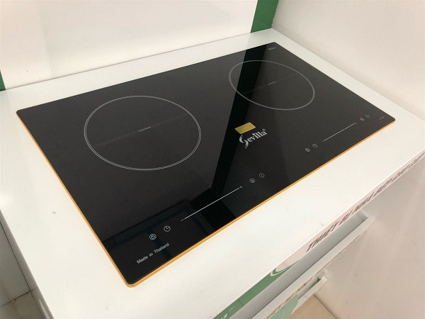 alt text: Mặt kính bếp từ Sevilla sáng bóng, dễ dàng vệ sinh