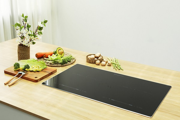 alt=Hình ảnh bếp từ Satochi giúp mẹ và bé nấu ăn nhanh chóng và dễ dàng.