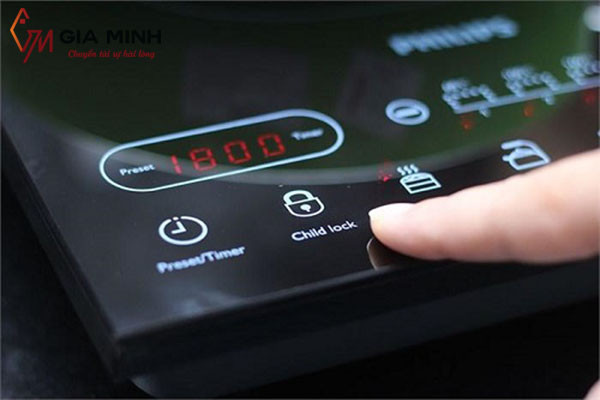 alt=Hình ảnh bếp từ Satochi với các tính năng an toàn hiện đại, bảo vệ gia đình bạn.