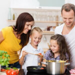 Bí quyết cùng con vào bếp an toàn các mẹ cần biết