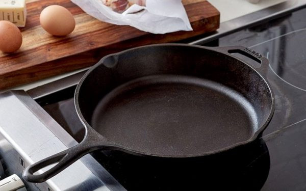 Chảo gang tương thích hoàn hảo với bếp từ