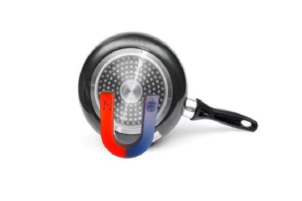 Kiểm tra chảo đun bếp từ bằng nam châm