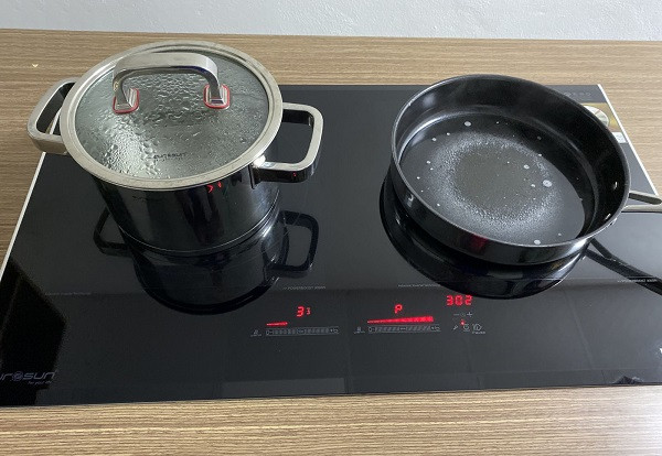 Lấy nồi ra khỏi bếp từ