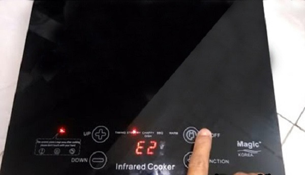 Màn hình hiển thị lỗi E2 trên bếp từ