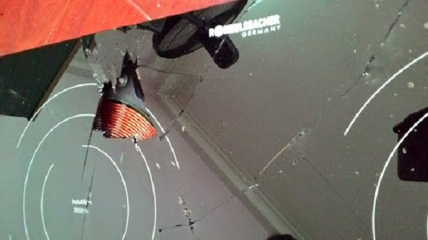 Mặt kính bếp từ bị nứt