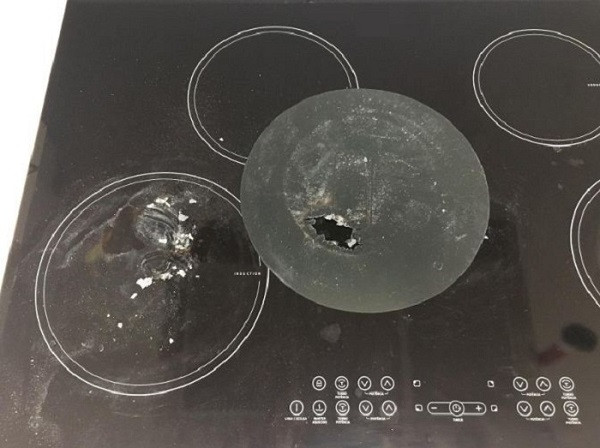 Miếng lót bếp từ bị chảy khó vệ sinh