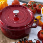 Nồi gang tráng men vs nồi gang thô: Nên chọn loại nào?