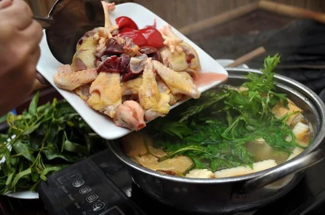 Nồi lẩu gà trên bếp từ