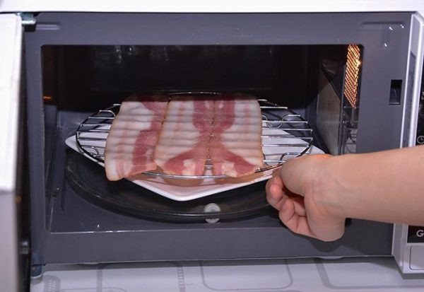 Rã đông thịt nhanh chóng, giữ được độ ngon mềm nhờ lò vi sóng