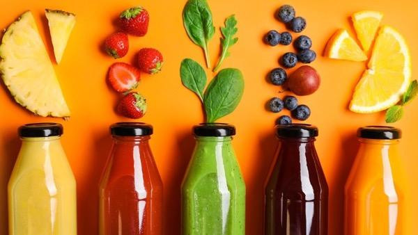 Rót nước ép đầy chai giúp kéo dài thời gian bảo quản