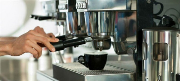 Vệ sinh định kỳ giúp kéo dài tuổi thọ máy pha cà phê